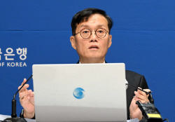 "기준금리 인상 어려울 것"...중동 위기에 국제유가도 변수로