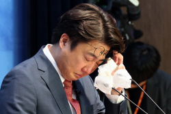 친윤 "급 눈물 이준석, 헌신한 안철수는 조롱해...인간 먼저 되라"