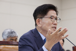 경사노위 국감서 ‘한노총 불참·김문수 정치 중립’ 공방전…고성 충돌도