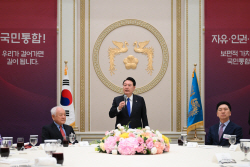 尹대통령 "국민은 늘 무조건 옳다…어떤 비판에도 변명 안돼"