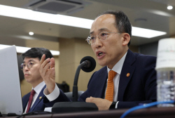 기재부 국감서 경제 전망 두고 野 막말에 여야 공방전…野, 3행시로 조롱도