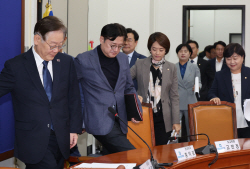 野, 대통령-여야대표 회동 역제안… 與 "성숙하지 않아…전향적 태도 변화 기대"