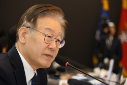 돌아온 이재명 두 갈래 전략…당 비주류에 ‘포용’ 여권엔 ‘포문’