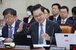 "산업은행 왜 꼭 부산에?"...의원들 공세에 진땀 뺀 강석훈 회장