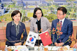 장민 中 허난성 부성장, 경북도서관에 도서 150여권 기증