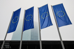 유로존 경기침체 우려…ECB 금리동결 가능성 커졌다