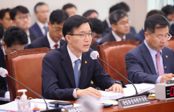 [2023 국감] 방문규 장관 "R&D 예산, 모래에 물 붓는 식으론 안한다"