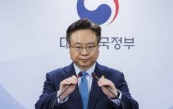 정부, 2025년부터 의대 정원 증원…대학 사정 따라 단계적 확대"