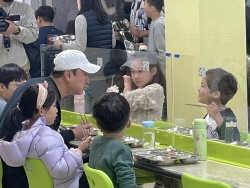 임태희 경기도교육감 "안정환 전 축구선수, 용인 성지초 방문"