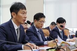 이복현 금감원장, “카카오 김범수 조사, 절차에 따라 진행 중”