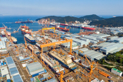 [르포] 한화오션 거제사업장서 차세대 초대형 유조선 타다