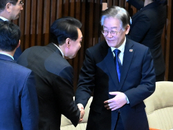 윤 대통령, 사전 환담서 이재명 대표 만나 "오랜만입니다" 첫 공식 대면