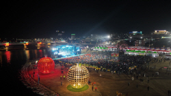 ‘청송사과축제장’ 연일 관광객들 북적여