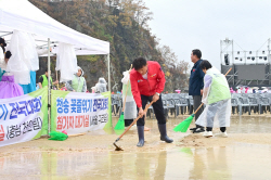 [포토뉴스] 윤경희 청송군수, 청송사과축제장에 물기을 내고 있다