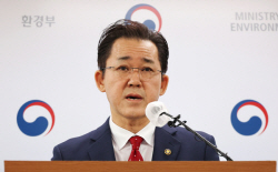 식당·카페 종이컵 금지 안 한다…플라스틱 빨대 단속도 무기한 유예