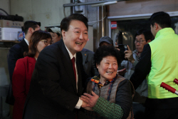 선거 대패 후 尹 소통 노력? 보수 빼면 "안 한다" [메트릭스]