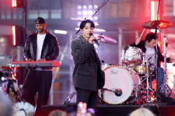 BTS 정국, 미국 ‘투데이 쇼’ 야외 공연에 뉴욕 거리 아침부터 ‘들썩’