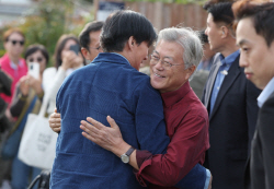 지지자들 둘러싸여 文과 포옹 조국, "열심히 살겠다"