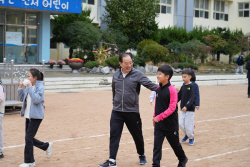 하윤수 부산시교육감, ‘아침체인지(體仁智)’ 격려 연서초 찾아