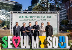 벤츠 ‘서울 광장숲’ 조성 위해 서울시에 소나무 7그루 기증