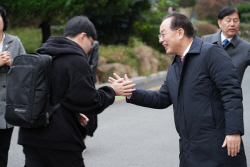 [포토] 하윤수 부산시교육감 "수능생 격려.. 최고의 결과 얻기를"