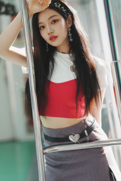 ‘뉴 컬러 걸그룹’ iii(아이아이아이), 네 번째 멤버 얀 공개!