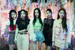 ‘뉴 컬러 걸그룹’ iii(아이아이아이), 단체 콘셉트 포토 공개 ‘화려+우아’ 다섯 빛깔 매력