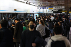 서울 지하철 출근길, 또 위협받아…전장연에 민주노총까지