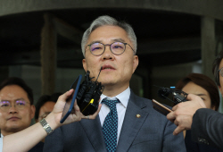 ‘짤짤이’ 논란 최강욱, 이번엔 "암컷이 설쳐"