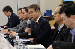 하루 30분 일 덜해 식대·교통비 안 주는 등 금융업계 직원 차별 만연