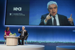 IEA "석유·가스투자 절반으로…탄소포집 환상 버려야"
