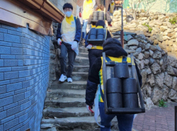 '사랑의 연탄 배달 봉사'에 나선 봉사자들로 '훈훈'