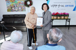 김보라 안성시장, 노인주간보호센터 어르신들이 작가가 된 사연 소개