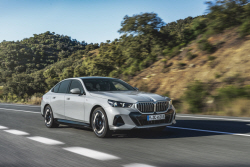 BMW i5, 올해 가장 안전한 차 선정…기아EV9·벤츠C300 