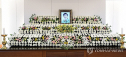 이선균 소속사 "일부 매체 과도한 취재 고통" 호소