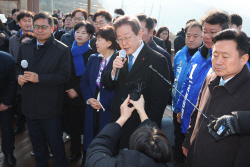 이재명, 부산 방문 중 목 부위 흉기 피습…피 흘리며 쓰러져