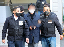 경찰, ‘이재명 습격범’ 도운 70대 체포…"변명문 우편발송 약속"