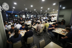 외식 물가 고공행진에 구내식당 식사도 부담…구내식당 식사비 상승폭 ‘역대 최대’