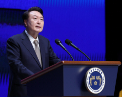 尹 대통령 긍정·부정 모두 소폭 하락…‘내 집 있어야 한다’ 74%[한국갤럽]
