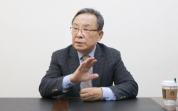 [인터뷰] 신세돈 경제평론가협회 초대회장 "자본 흐름 재설계 필요…中企에 돈 많이 가도록 기업은행 제대로 키워야"