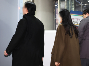 이재명 최측근 김용, 위증교사 혐의자들 변호사 직원으로…보석 조건 위반 정황