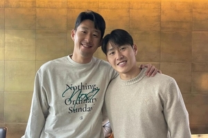 손홍민의 넓은 가슴으로 이강인을 품었다