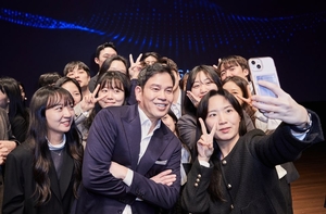 “자기 분야 덕후돼라” 신입사원들 만난 정용진 부회장
