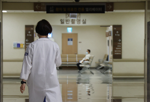 전공의 집단사직 1만명 넘어…의료대란에 응급실 뺑뺑이