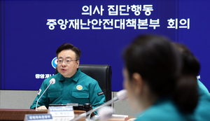 정부 “복귀 전공의 공격에 엄정 조치…의료현장에 군의관·공보의 파견”