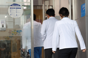 전국 의대 교수들 ‘사직 결의’ 확산…정부, 교수들도 진료유지명령 검토