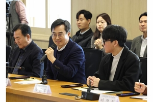 김동연 “R&D 예산 삭감 등 세계흐름 역행하는 정부” 직격
