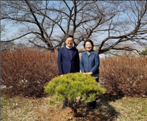 김동연, “장인어른이 초대교장으로  재직했던 아산 도고중 교정에 반송 한그루 식재”