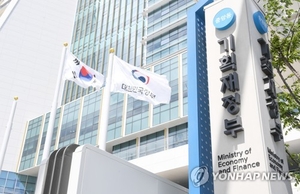 “총선 앞 내수 살리자”…정부, 대책 줄줄이 내놓는다