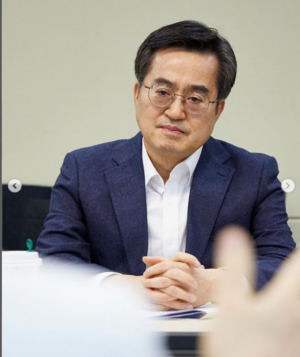 김동연 “의대 정원 확대, 사회적 대화로 풀어야” 쓴소리